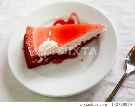 Fresh strawberry tart with creamy filling Fresh strawberry tart with creamy filling 142768939