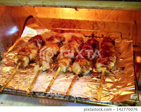 Grilled chicken thighs in a basket: A chicken dish grilled over charcoal for a fragrant finish. 142770076