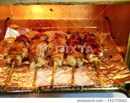 Grilled chicken thighs in a basket: A chicken dish grilled over charcoal for a fragrant finish. Grilled chicken thighs in a basket: A chicken dish grilled over charcoal for a fragrant finish. 142770082
