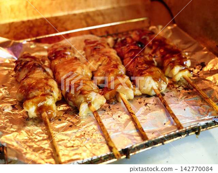 Grilled chicken thighs in a basket: A chicken dish grilled over charcoal for a fragrant finish. Grilled chicken thighs in a basket: A chicken dish grilled over charcoal for a fragrant finish. 142770084