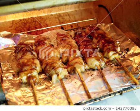 Grilled chicken thighs in a basket: A chicken dish grilled over charcoal for a fragrant finish. Grilled chicken thighs in a basket: A chicken dish grilled over charcoal for a fragrant finish. 142770085