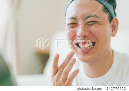 Enjoying skincare time after washing your face - a man in his 40s Enjoying skincare time after washing your face - a man in his 40s 142770552