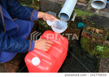 Spring water and water collection points on Mount Bukō Spring water and water collection points on Mount Bukō 142770810