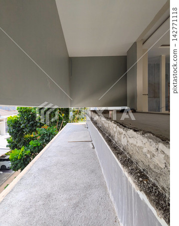 Semi outdoor upper area of modern building Semi outdoor upper area of modern building 142771118