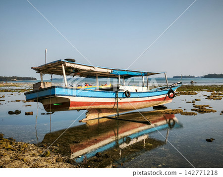 Fishing Wooden Boat at Low Tide 142771218