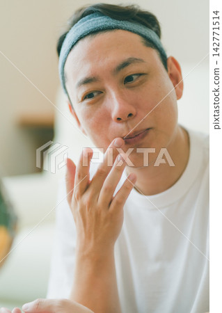 中年男子的美容秘訣:抿嘴,保養嘴唇。 中年男子的美容秘訣:抿嘴,保養嘴唇。 142771514