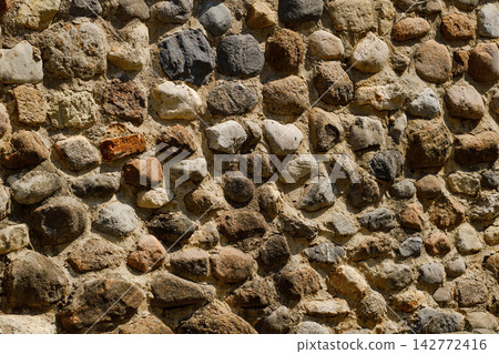 Stone wall with various shapes and colors in outdoor setting Stone wall with various shapes and colors in outdoor setting 142772416