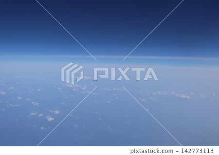 Minimal horizon cloud layer blue gradient Minimal horizon cloud layer blue gradient 142773113