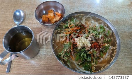 在韓國餐廳吃的刀削麵,配料豐富。 在韓國餐廳吃的刀削麵,配料豐富。 142773387