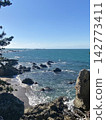 Blue sea and blue sky 142773411