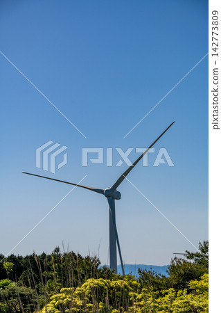三重縣津市青山高原:藍天白雲,風力發電的風力渦輪機。 三重縣津市青山高原:藍天白雲,風力發電的風力渦輪機。 142773809