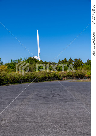 三重縣津市青山高原:藍天白雲,風力發電的風力渦輪機。 三重縣津市青山高原:藍天白雲,風力發電的風力渦輪機。 142773810
