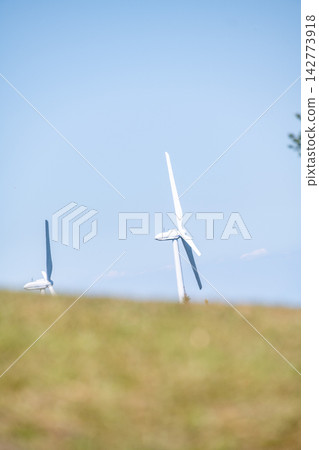 三重縣津市青山高原:藍天白雲,風力發電的風力渦輪機。 三重縣津市青山高原:藍天白雲,風力發電的風力渦輪機。 142773918