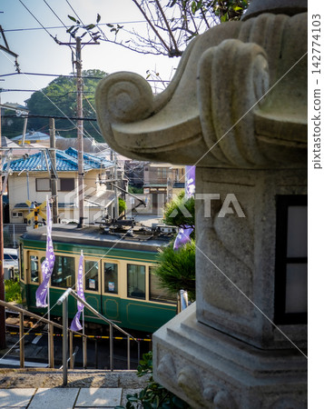 江之電列車經過萬福寺前的平交道。 江之電列車經過萬福寺前的平交道。 142774103