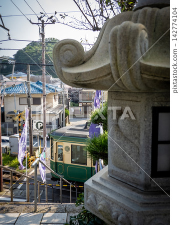 江之電列車經過萬福寺前的平交道。 江之電列車經過萬福寺前的平交道。 142774104