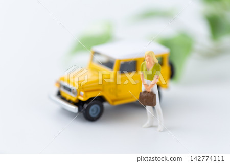 一輛汽車和一個年輕女子玩偶 一輛汽車和一個年輕女子玩偶 142774111
