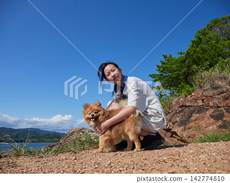 一群國中女生在暑假期間，在哈馬納湖的查特海岸（一個熱門的夏季旅遊景點）與一隻可愛的博美犬幼崽相遇。 142774810