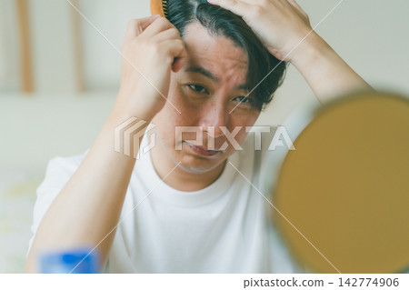 Hair care time for men in their 40s who take scalp care seriously Hair care time for men in their 40s who take scalp care seriously 142774906