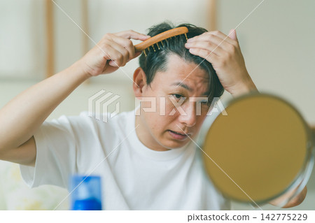40多歲注重頭皮護理的男士 40多歲注重頭皮護理的男士 142775229