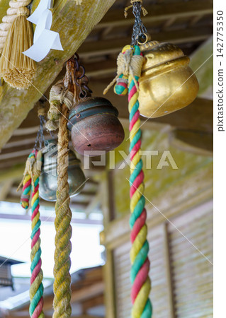 神社屋簷下懸掛著鐘和鐘繩 142775350