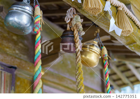 Bells lined up beneath the sacred rope of the shrine Bells lined up beneath the sacred rope of the shrine 142775351