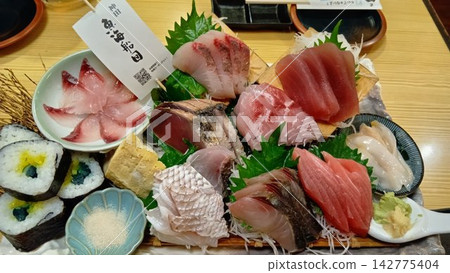 神田魚海仙團的“今日六種刺身拼盤” 神田魚海仙團的“今日六種刺身拼盤” 142775404
