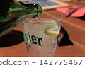 將碳酸飲料倒入杯中。 142775467