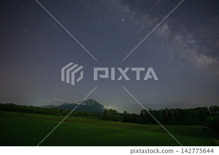 日本鳥取縣山上美麗的星空 日本鳥取縣山上美麗的星空 142775644