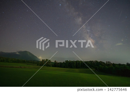 日本鳥取縣山上美麗的星空 142775646