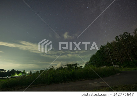 日本鳥取縣山上美麗的星空 日本鳥取縣山上美麗的星空 142775647