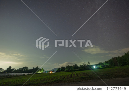 日本鳥取縣山上美麗的星空 日本鳥取縣山上美麗的星空 142775649