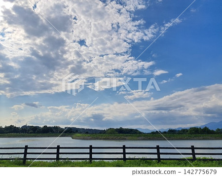 湖畔田園風光,湛藍的天空,變幻莫測的雲彩。 湖畔田園風光,湛藍的天空,變幻莫測的雲彩。 142775679