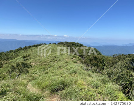 碧空之下,綠意盎然的山脊和起伏的山巒盡收眼底。 碧空之下,綠意盎然的山脊和起伏的山巒盡收眼底。 142775680