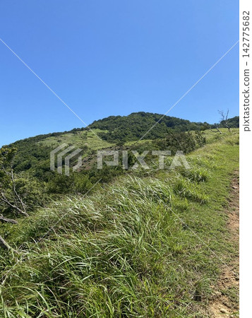 夏季健行路線，可欣賞廣闊的藍天和青山美景。 142775682