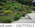 山梨縣大藏寺的庭院，內有池塘和部分枯山水庭園。 142775913