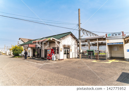 Kiyone Station: Springtime scenery of the station building, part 3, Soja City, Okayama Prefecture 142775952