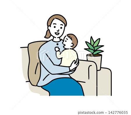一位年輕女子坐在沙發上,抱著一個嬰兒。 一位年輕女子坐在沙發上,抱著一個嬰兒。 142776035