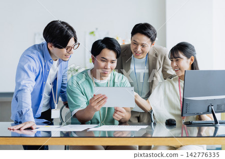 在辦公室工作的年輕工程師 在辦公室工作的年輕工程師 142776335
