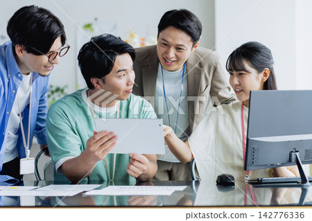 在辦公室工作的年輕工程師 在辦公室工作的年輕工程師 142776336