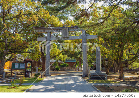 Yamaguchi Shoin Shrine: Torii gate and approach path Yamaguchi Shoin Shrine: Torii gate and approach path 142776502