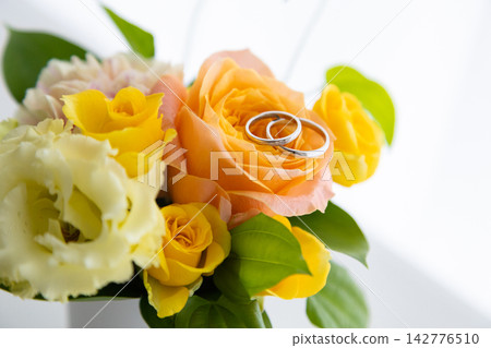 黃色花束和結婚戒指的圖片 黃色花束和結婚戒指的圖片 142776510
