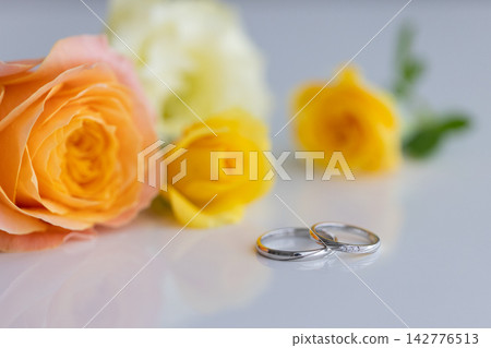 黃色花束和結婚戒指的圖片 黃色花束和結婚戒指的圖片 142776513