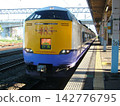2004 年 10 月,已停駛的 485 系列「白鳥」特快列車停靠在青森站。 2004 年 10 月,已停駛的 485 系列「白鳥」特快列車停靠在青森站。 142776795