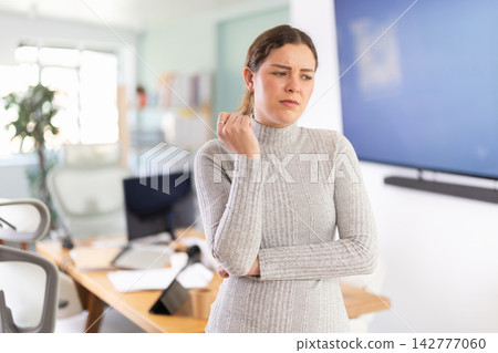 Frustrated businesswoman expresses negative emotions in modern office 142777060