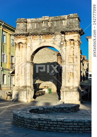 Ancient Arch of Sergii blending with Pula old town street life Ancient Arch of Sergii blending with Pula old town street life 142777099