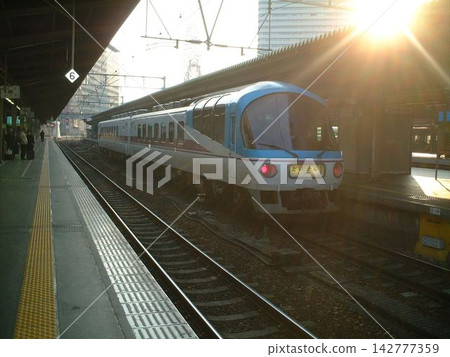 The overnight express train "Daisen" arriving at Osaka Station in the morning; the now-discontinued Kiha 65 series train. 142777359