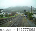 2002 年左右,雨中的由布院站(溫泉度假小鎮)鐵路景象。 2002 年左右,雨中的由布院站(溫泉度假小鎮)鐵路景象。 142777868