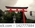 A scene of a red torii gate and a red traffic light. 142777884
