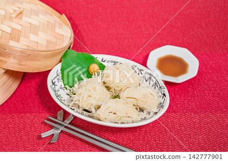 魷魚燒賣（紅色背景，配柚子醋） 142777901