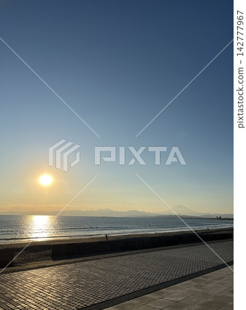 在海上日落 142777967